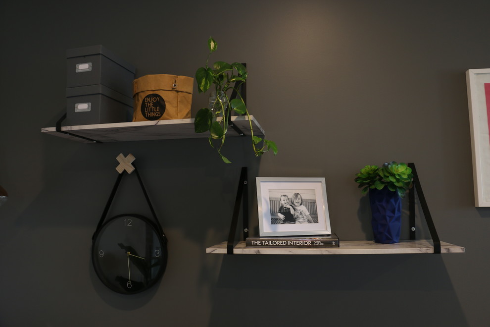 Foto di un ufficio contemporaneo di medie dimensioni con pareti grigie, moquette e scrivania incassata