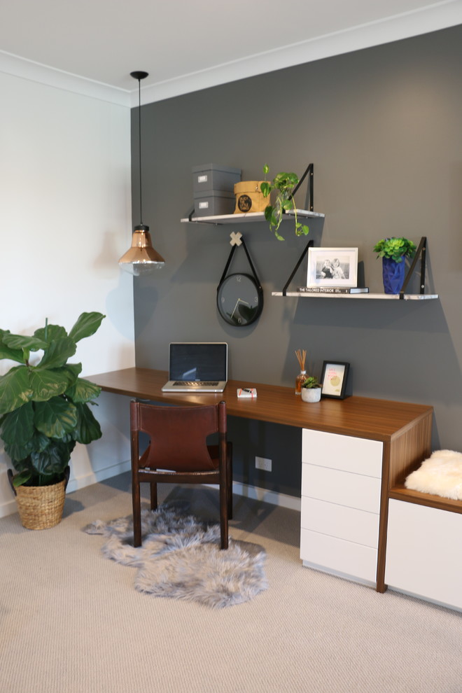 Mittelgroßes Modernes Arbeitszimmer mit Arbeitsplatz, grauer Wandfarbe, Teppichboden und Einbau-Schreibtisch in Sydney