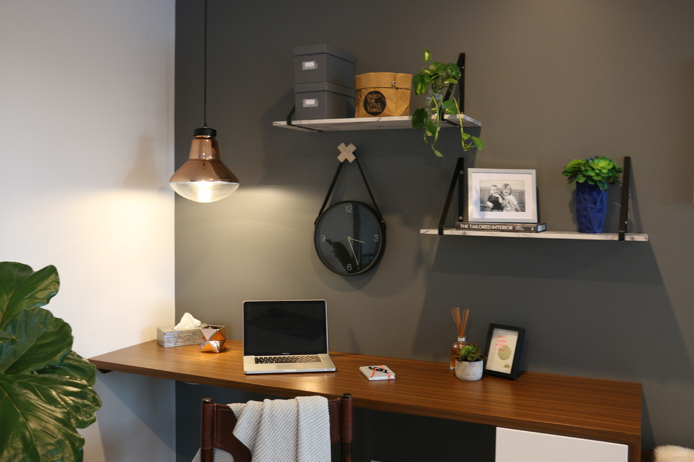 Immagine di un ufficio design di medie dimensioni con pareti grigie, moquette e scrivania incassata