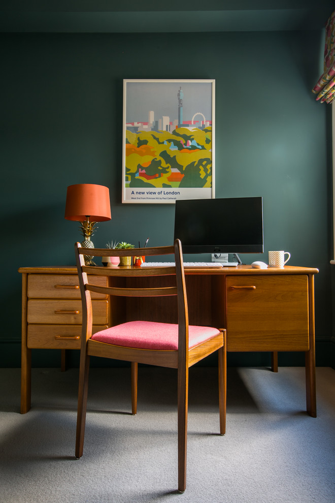 ロンドンにあるミッドセンチュリースタイルのおしゃれなホームオフィス・書斎 (緑の壁) の写真