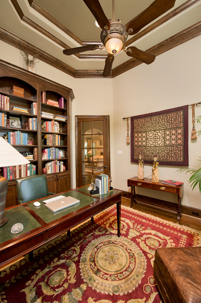 Cette image montre un bureau traditionnel avec un mur blanc, parquet foncé et un bureau indépendant.