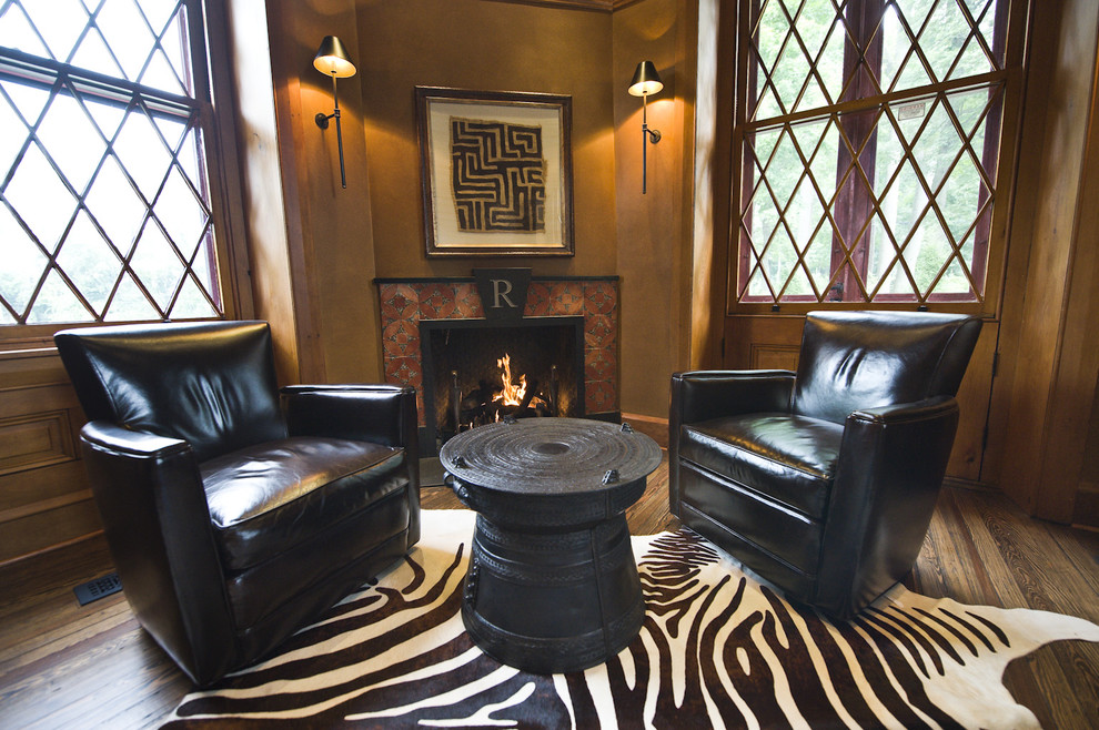 フィラデルフィアにあるトラディショナルスタイルのおしゃれなホームオフィス・書斎 (茶色い壁、タイルの暖炉まわり、無垢フローリング、コーナー設置型暖炉) の写真