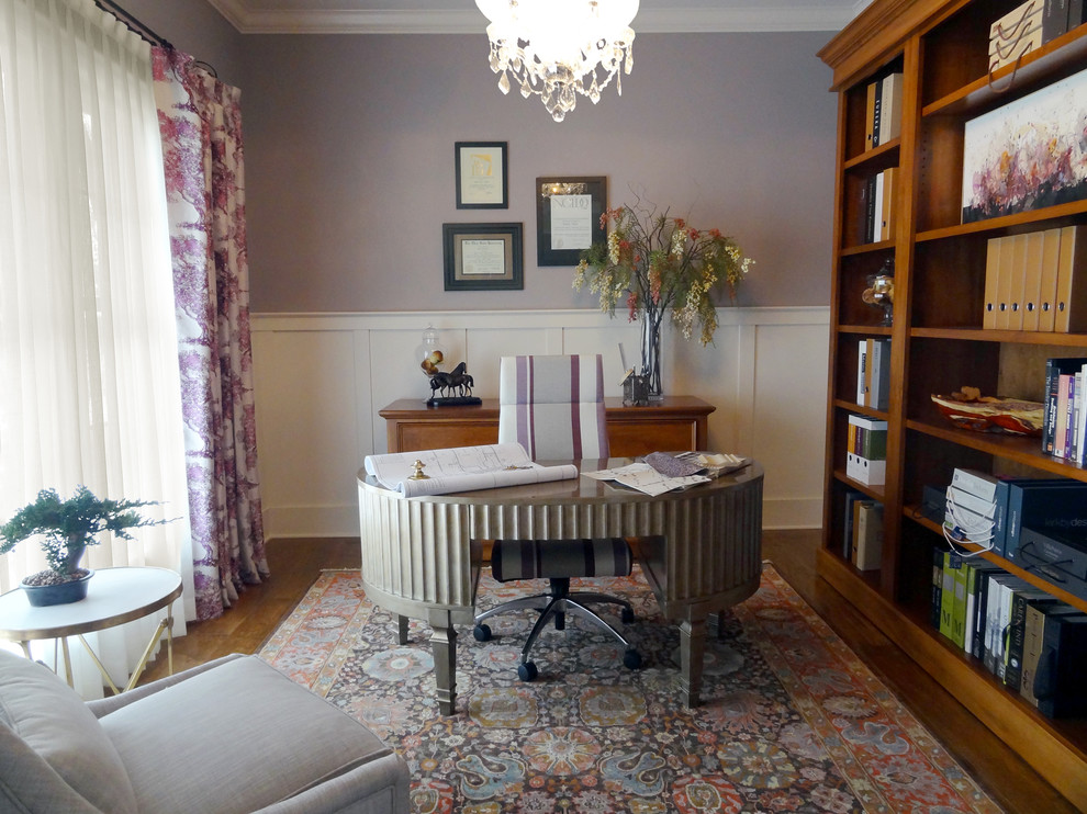 Idéer för ett mellanstort klassiskt hemmabibliotek, med lila väggar, mellanmörkt trägolv och ett fristående skrivbord