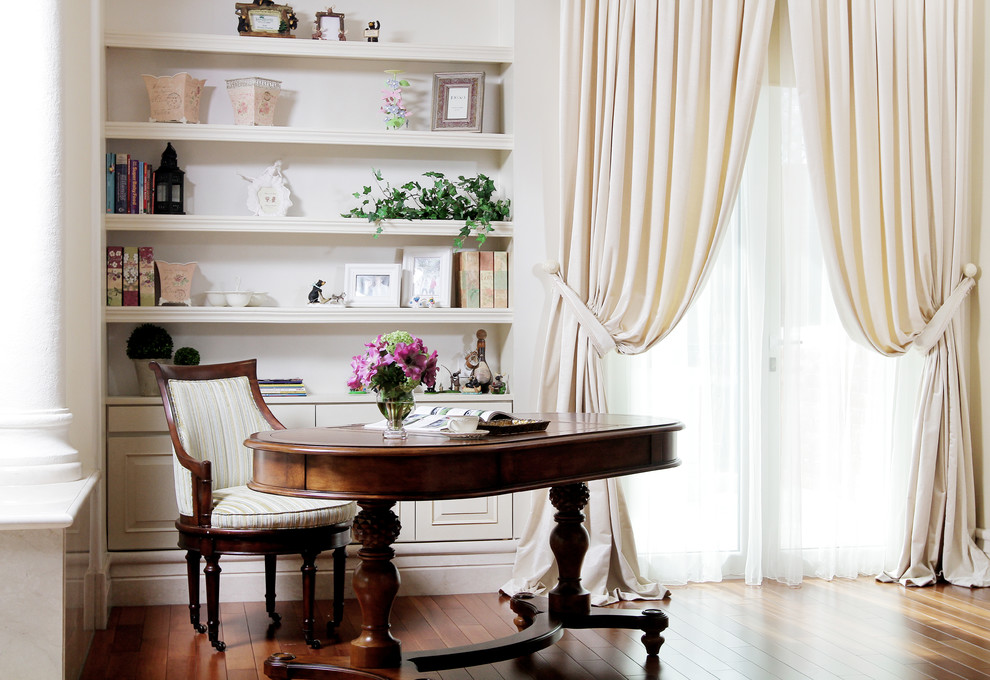 На фото: кабинет в классическом стиле с белыми стенами, паркетным полом среднего тона и отдельно стоящим рабочим столом