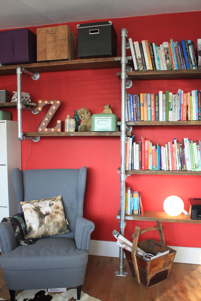 Ispirazione per un ufficio design di medie dimensioni con pareti rosse e pavimento in legno massello medio
