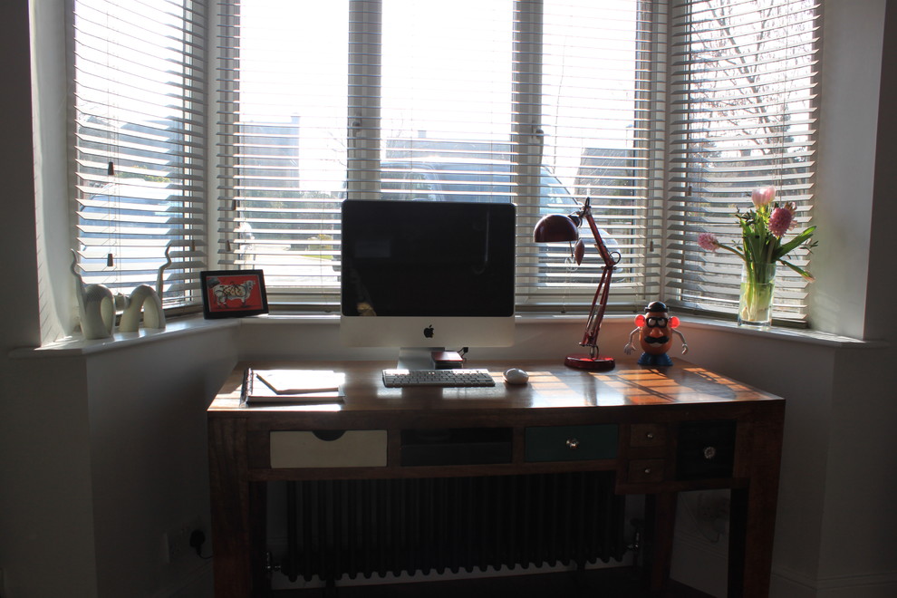 Inspiration pour un bureau design de taille moyenne avec un mur blanc, un sol en bois brun, un poêle à bois et un bureau indépendant.