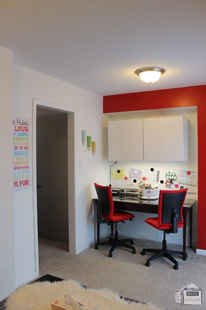 Idee per un piccolo ufficio design con pareti rosse, moquette e scrivania autoportante