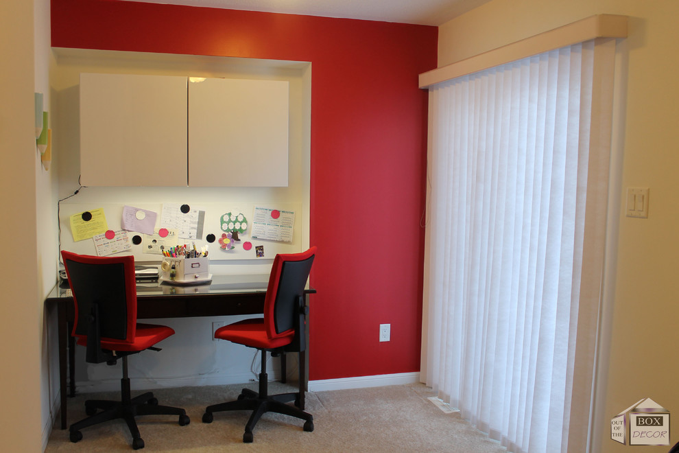 Ejemplo de despacho moderno pequeño con paredes rojas, moqueta y escritorio independiente