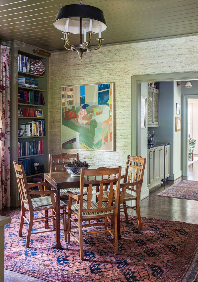 Imagen de comedor clásico con paredes multicolor, suelo de madera oscura, machihembrado y papel pintado