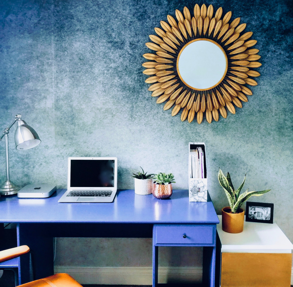 Идея дизайна: маленькое рабочее место в стиле модернизм с синими стенами, ковровым покрытием, отдельно стоящим рабочим столом и серым полом для на участке и в саду