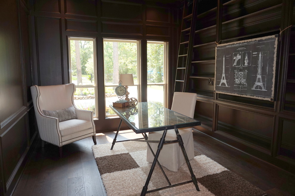 Diseño de despacho tradicional renovado de tamaño medio sin chimenea con biblioteca, paredes marrones, suelo de madera oscura, escritorio independiente y suelo marrón