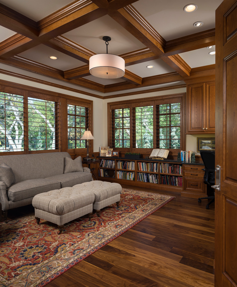 Inspiration för stora amerikanska hemmabibliotek, med ett inbyggt skrivbord och mörkt trägolv
