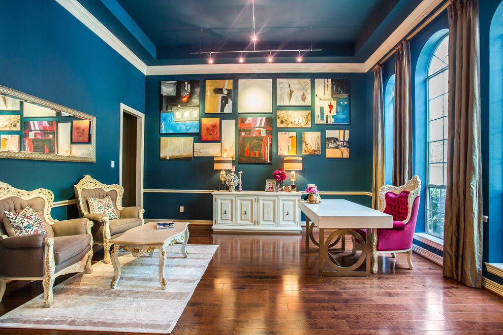 Foto di uno studio bohémian di medie dimensioni con pareti blu, pavimento in legno massello medio, nessun camino e scrivania autoportante