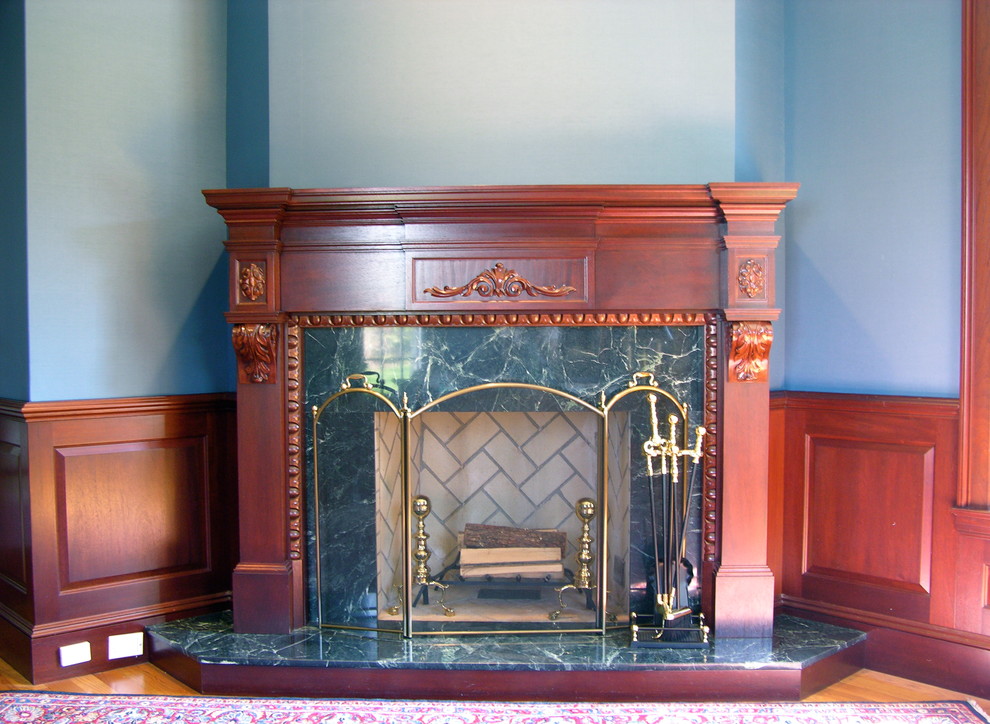 Пример оригинального дизайна: кабинет в классическом стиле с синими стенами, светлым паркетным полом, угловым камином и фасадом камина из камня