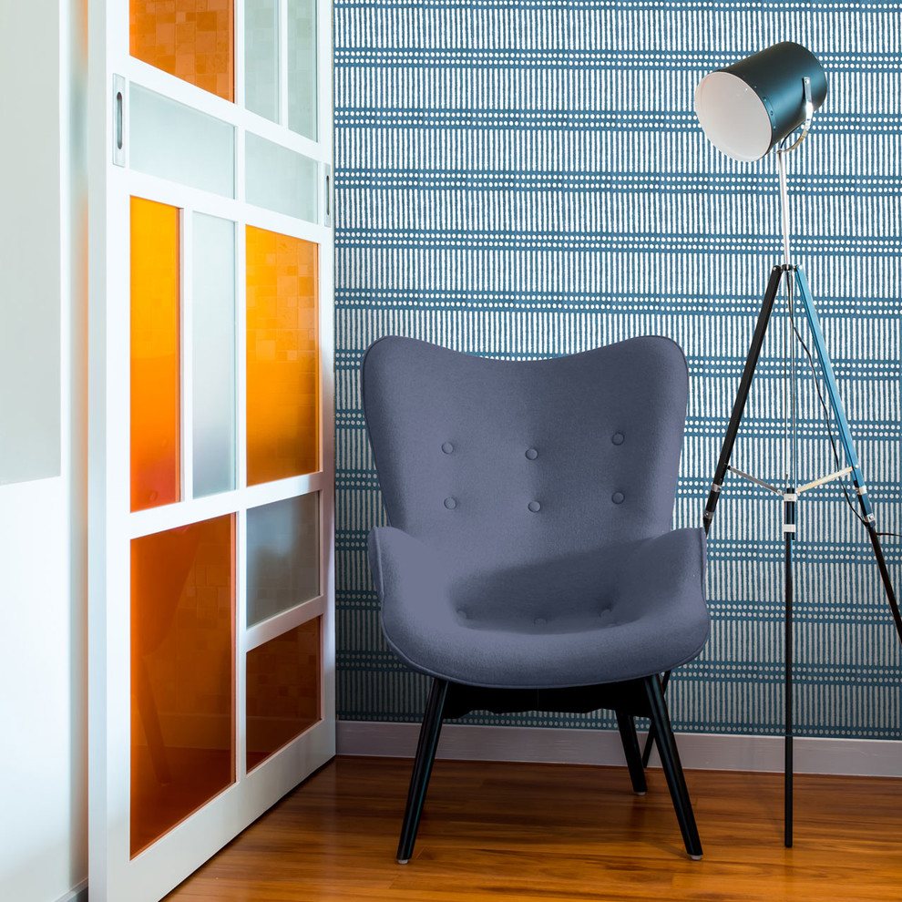 Immagine di un ufficio contemporaneo con pareti blu e pavimento in legno massello medio