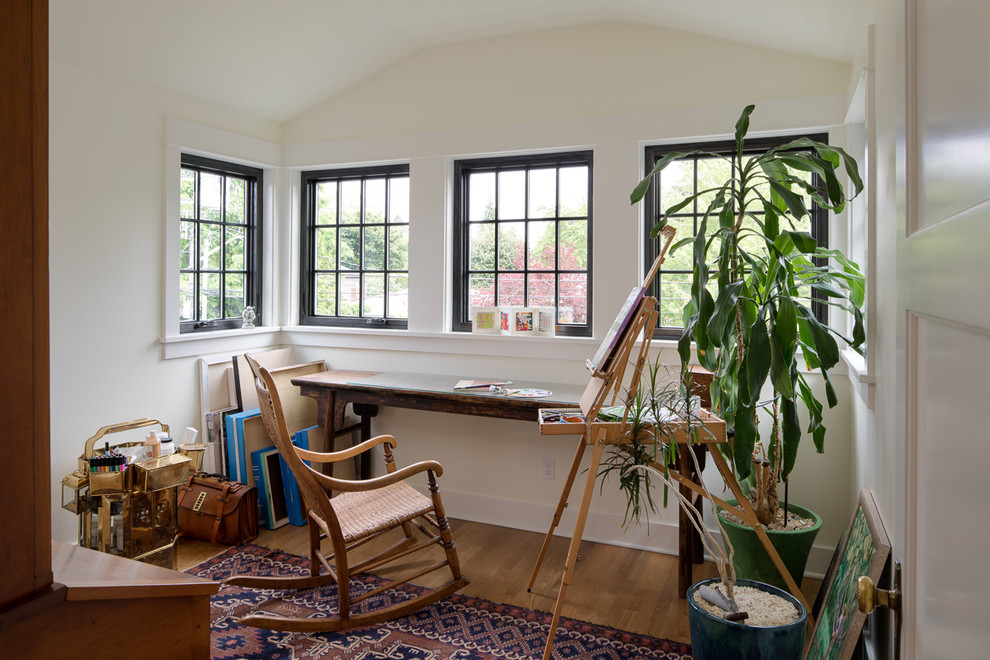 Ispirazione per un piccolo atelier chic con pareti bianche, pavimento in legno massello medio, scrivania autoportante e pavimento marrone