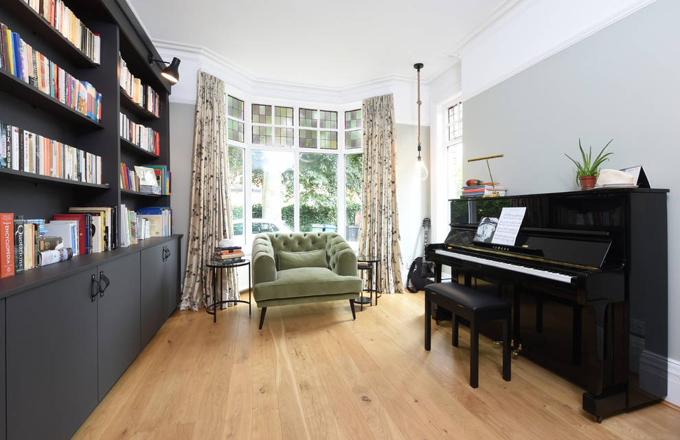 Exempel på ett klassiskt hemmastudio, med grå väggar, ljust trägolv och beiget golv
