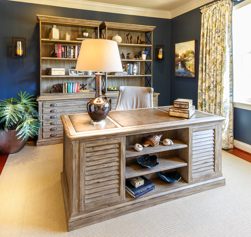 Modelo de despacho tradicional renovado de tamaño medio sin chimenea con paredes azules, moqueta y escritorio independiente
