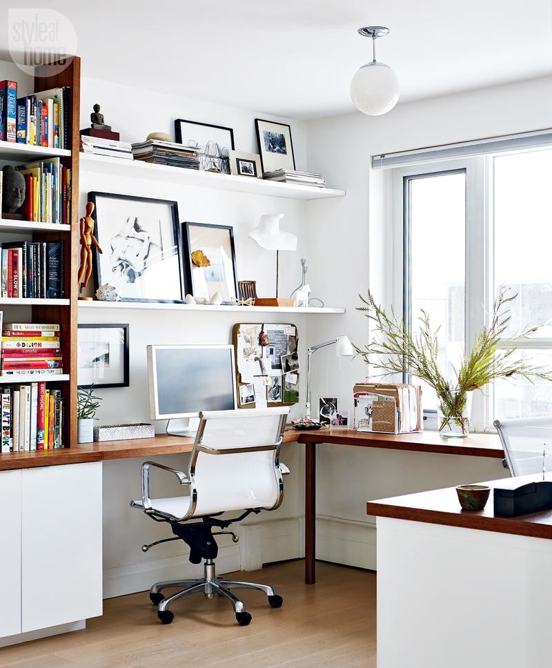 Immagine di un piccolo ufficio minimal con pareti bianche, parquet chiaro e scrivania incassata