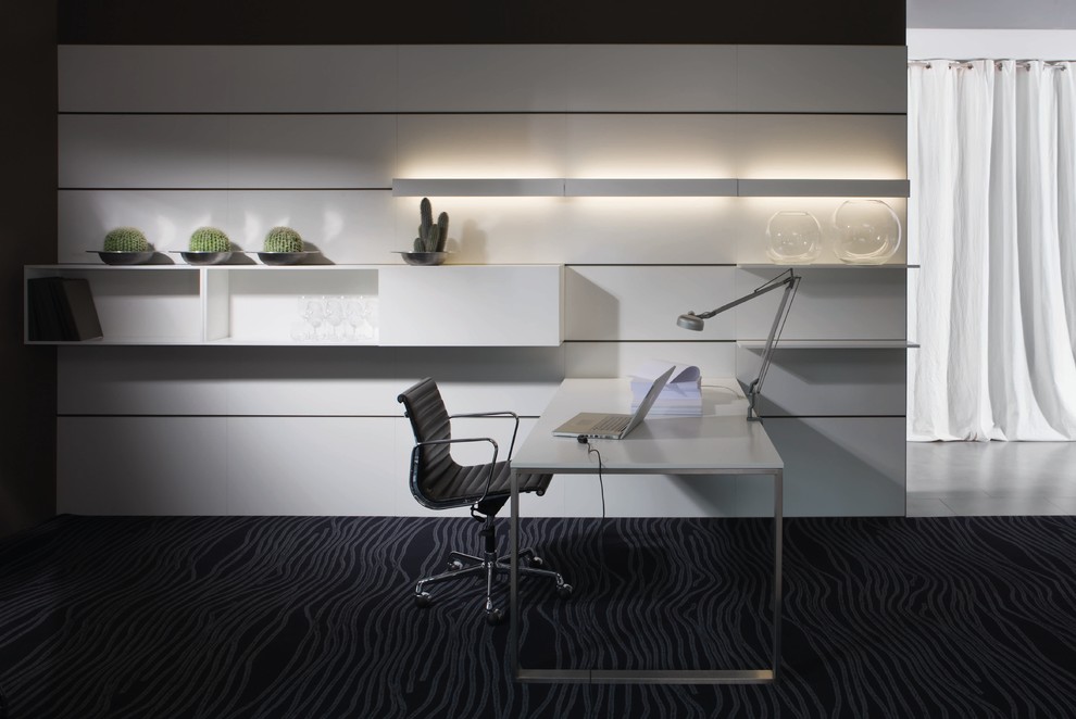 Ejemplo de despacho actual de tamaño medio con paredes blancas, moqueta y escritorio independiente