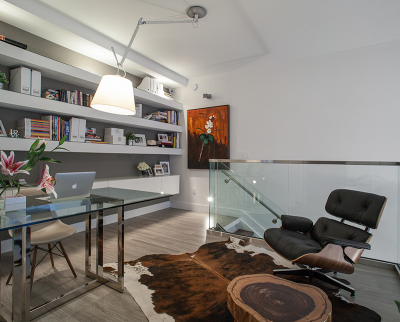 Kleines Modernes Arbeitszimmer ohne Kamin mit Studio, Keramikboden und freistehendem Schreibtisch in Miami