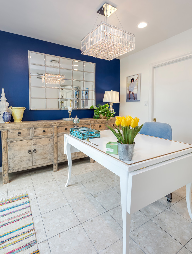 Exempel på ett litet klassiskt hobbyrum, med blå väggar, ett fristående skrivbord, travertin golv och beiget golv