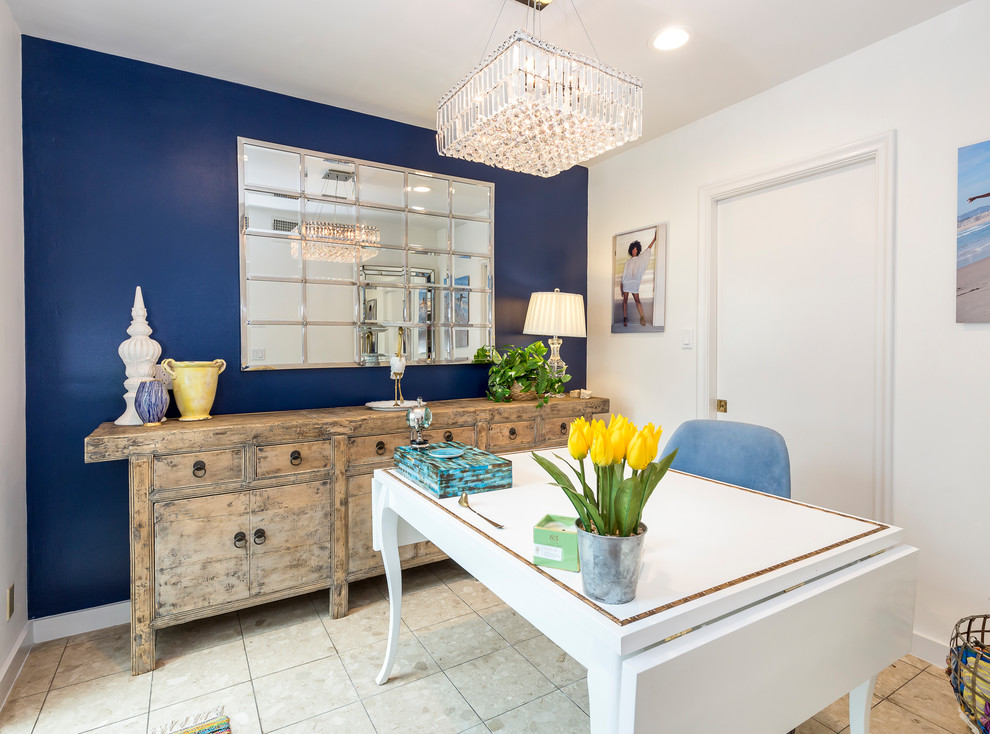 Imagen de sala de manualidades clásica renovada pequeña sin chimenea con paredes azules, escritorio independiente, suelo de travertino y suelo beige