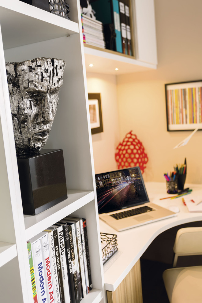 Idee per un piccolo ufficio minimal con pareti bianche, pavimento in legno massello medio, scrivania incassata e pavimento marrone