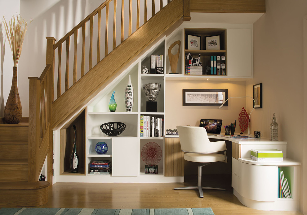Esempio di un piccolo ufficio classico con pareti bianche, pavimento in legno massello medio, scrivania incassata e pavimento marrone