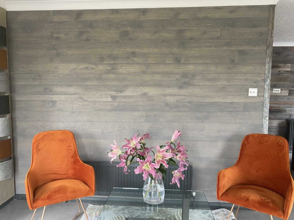 Kleines Modernes Arbeitszimmer mit grauer Wandfarbe und grauem Boden in Sonstige