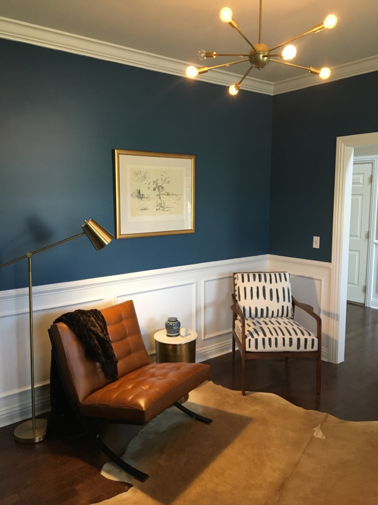 Источник вдохновения для домашнего уюта: рабочее место среднего размера в стиле неоклассика (современная классика) с синими стенами, темным паркетным полом и панелями на стенах