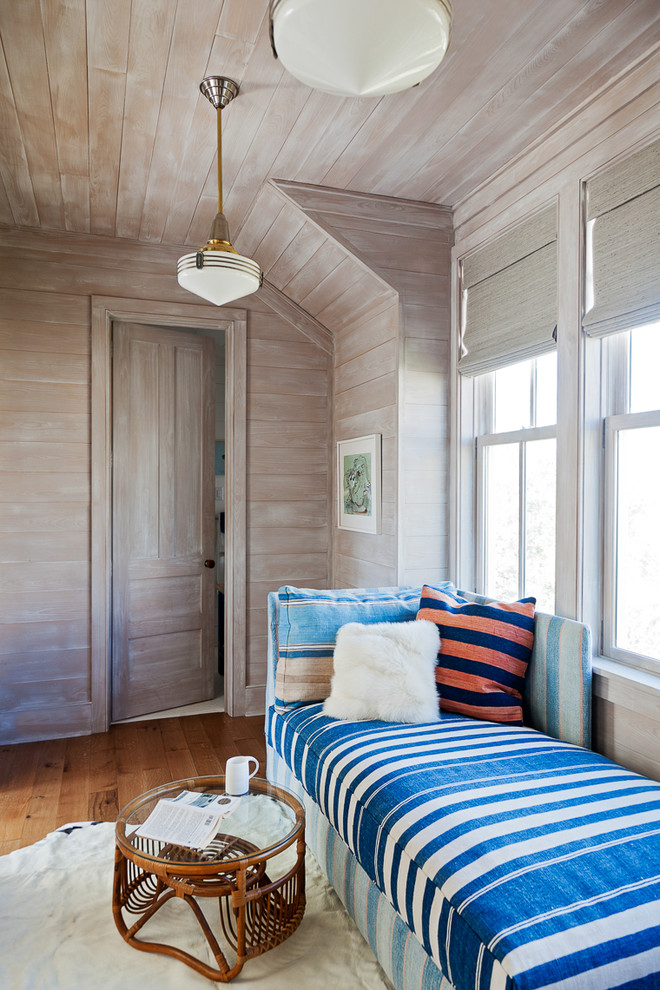 Ejemplo de despacho marinero con paredes grises y suelo de madera en tonos medios