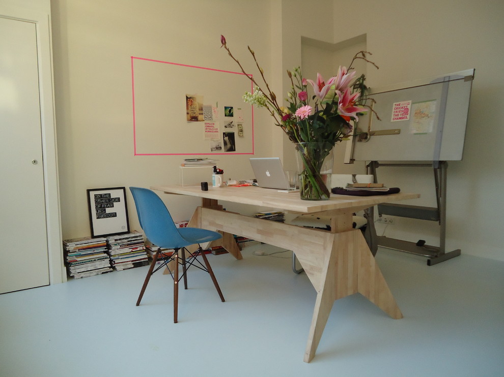 Modernes Arbeitszimmer mit beiger Wandfarbe, freistehendem Schreibtisch und weißem Boden in Amsterdam
