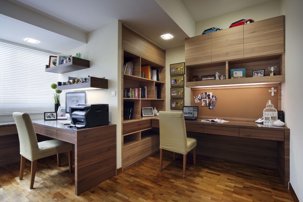 Cette image montre un bureau minimaliste avec un bureau intégré.