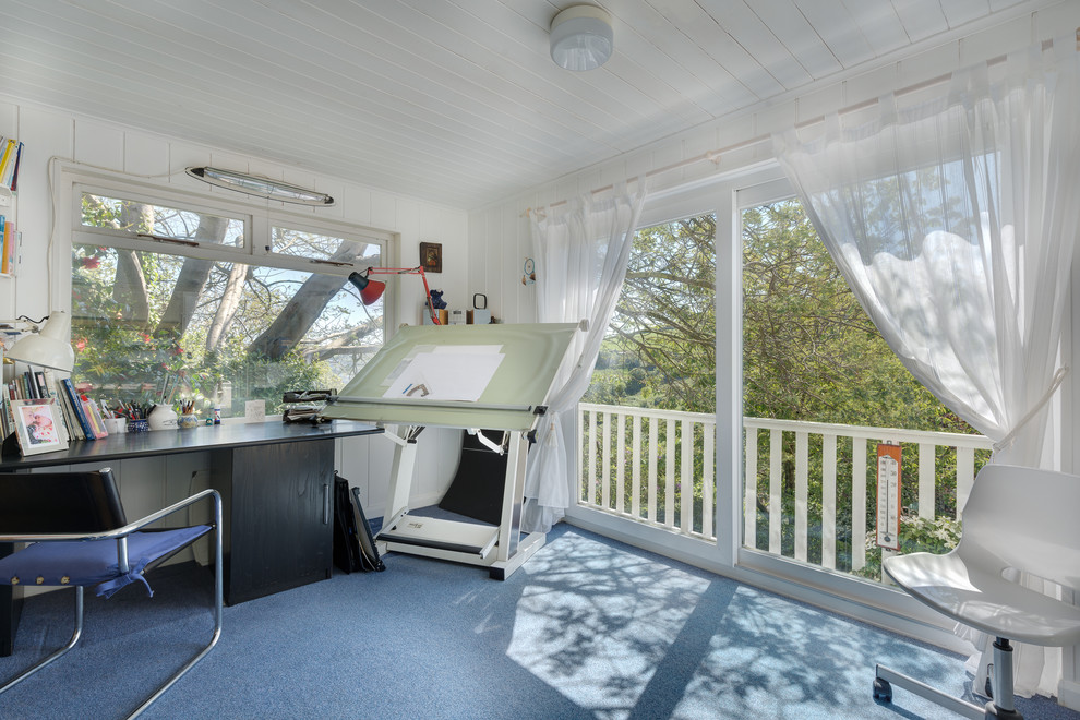 Mittelgroßes Klassisches Arbeitszimmer mit Studio, weißer Wandfarbe, Teppichboden und freistehendem Schreibtisch in Devon