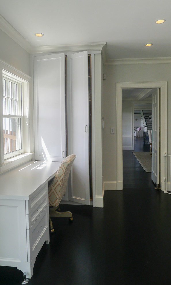 Mittelgroßes Klassisches Arbeitszimmer ohne Kamin mit Arbeitsplatz, grauer Wandfarbe, dunklem Holzboden und Einbau-Schreibtisch in Boston