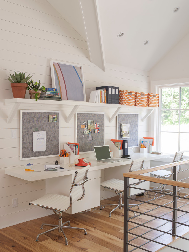 Immagine di un ufficio classico di medie dimensioni con pareti bianche, scrivania incassata e parquet chiaro