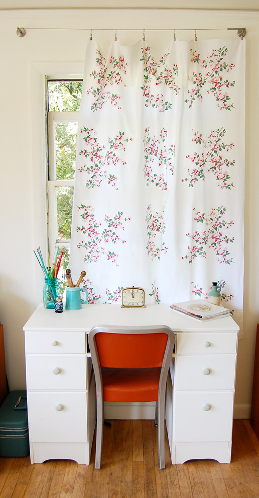 Shabby-Look Arbeitszimmer mit weißer Wandfarbe, braunem Holzboden und freistehendem Schreibtisch in Portland