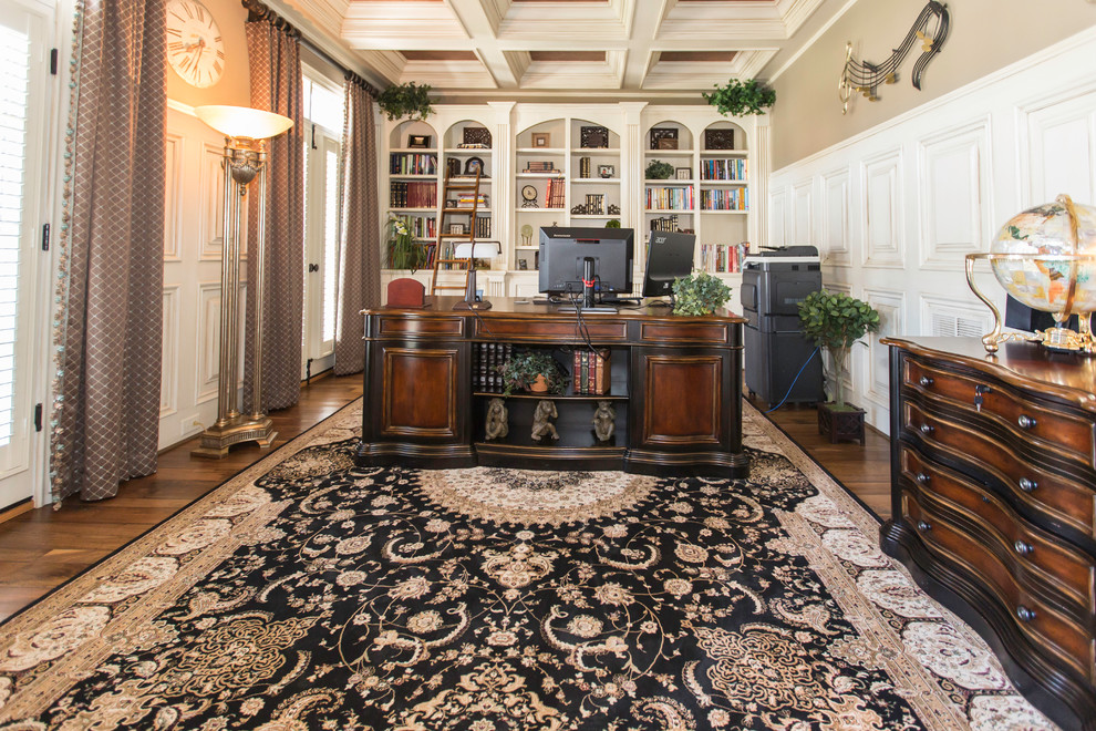 Foto di un ufficio tradizionale di medie dimensioni con pareti beige, pavimento in legno massello medio, nessun camino e scrivania autoportante