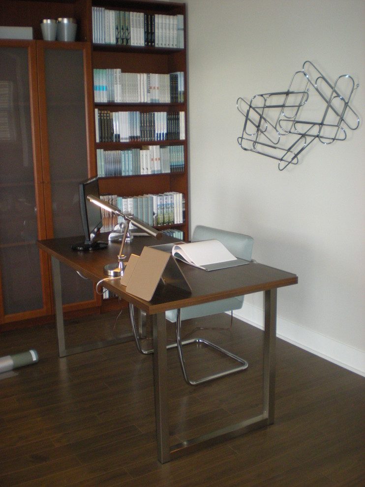 Photo of a modern home office in Vancouver.