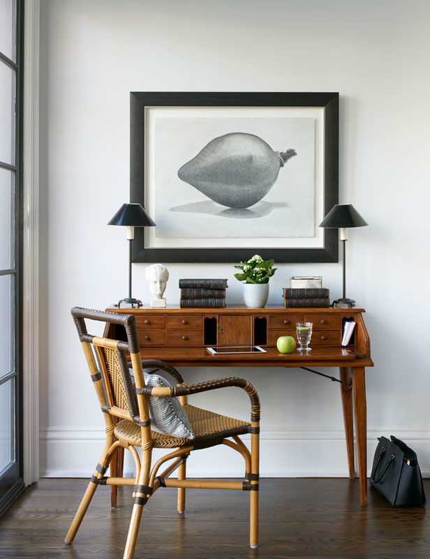 Imagen de estudio tradicional renovado de tamaño medio con paredes blancas, suelo de madera en tonos medios y escritorio independiente