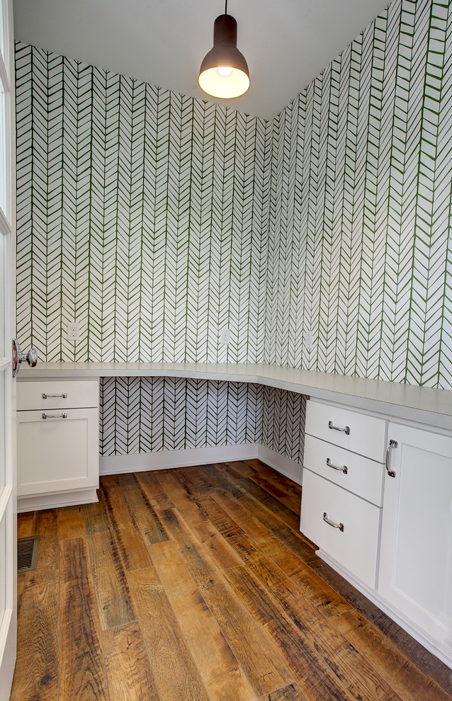 グランドラピッズにある低価格の小さなカントリー風のおしゃれなクラフトルーム (緑の壁、無垢フローリング、造り付け机、茶色い床) の写真