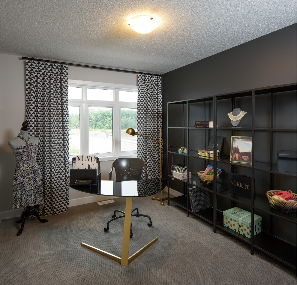 Ispirazione per un piccolo studio tradizionale con pareti nere, moquette, scrivania autoportante e pavimento grigio