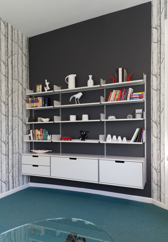 Diseño de despacho contemporáneo de tamaño medio sin chimenea con paredes multicolor, moqueta, escritorio empotrado y suelo azul