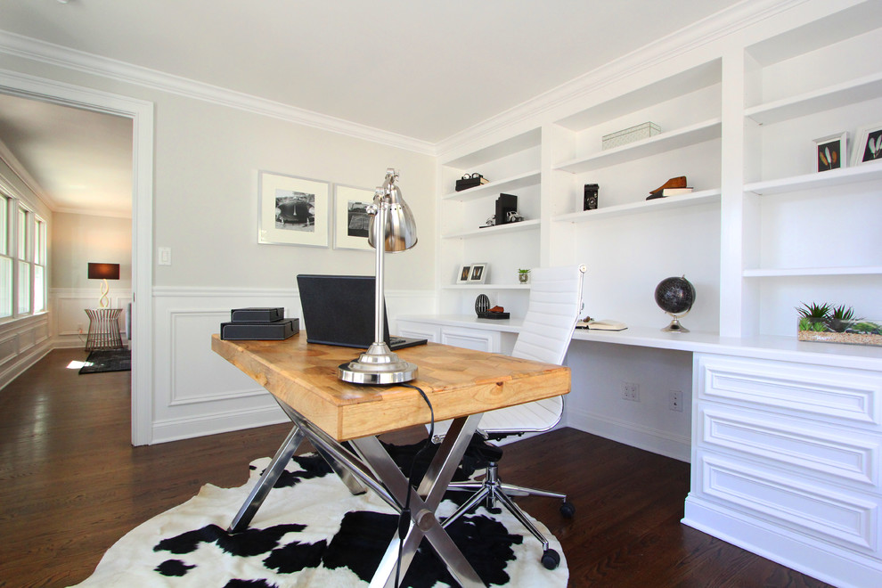 Imagen de despacho moderno de tamaño medio sin chimenea con paredes grises, suelo de madera oscura y escritorio independiente