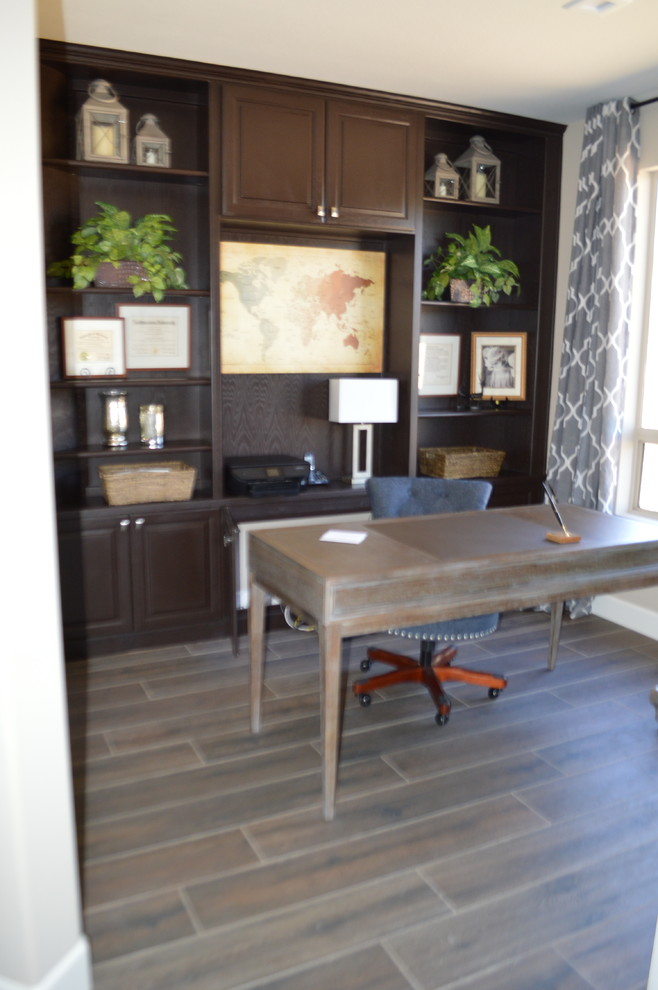 Ejemplo de despacho clásico con suelo marrón