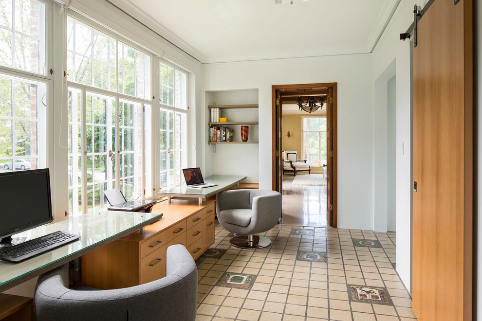 Foto de despacho contemporáneo de tamaño medio sin chimenea con paredes blancas, suelo de baldosas de cerámica, escritorio empotrado y suelo multicolor