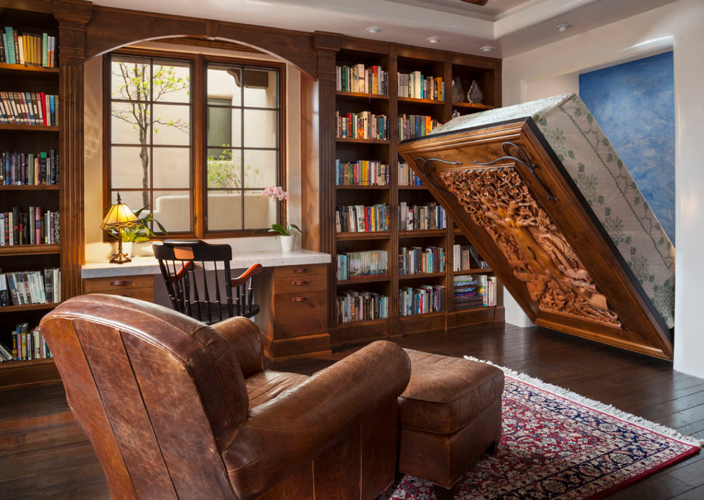 Источник вдохновения для домашнего уюта: домашняя библиотека среднего размера в классическом стиле с белыми стенами, темным паркетным полом и встроенным рабочим столом