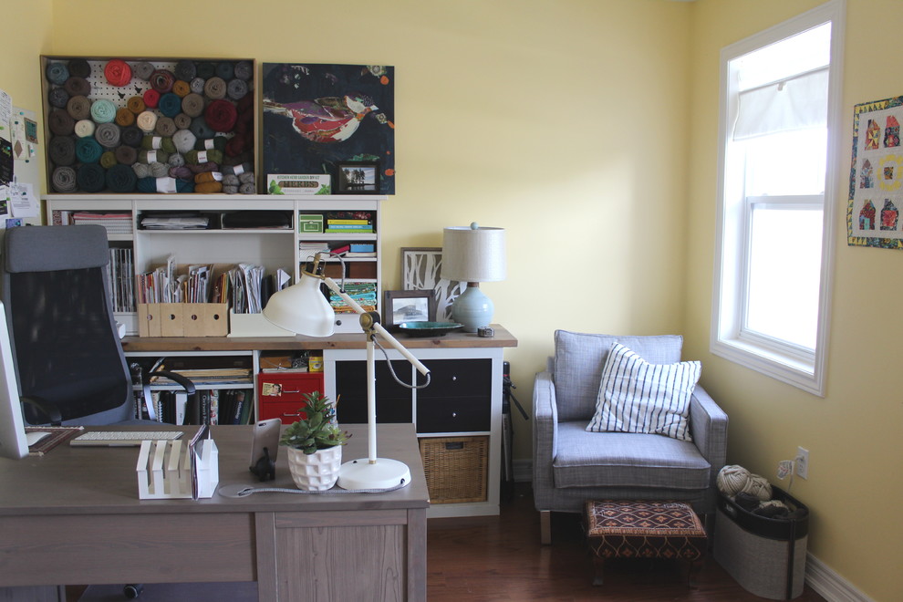 Foto di una stanza da lavoro stile marinaro di medie dimensioni con pareti gialle, pavimento in legno massello medio, nessun camino, scrivania autoportante e pavimento marrone