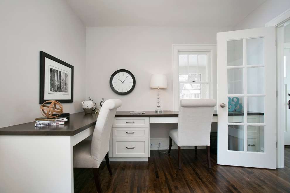 Diseño de despacho clásico renovado de tamaño medio sin chimenea con paredes grises, suelo de madera oscura y escritorio empotrado